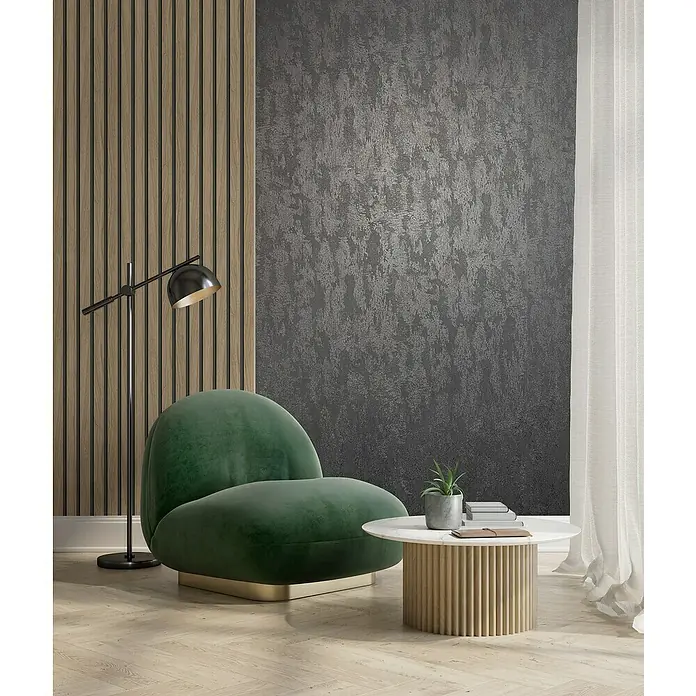 Glööckler Pompöös Provence Vliestapete - Schwarz, Metalloptik, 10,05 x 0,53 m - Elegantes Interieur mit grünem Sessel und stilvollem Beistelltisch. Die Lampe rundet das Ambiente ab.