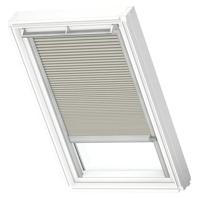 Velux Dachfensterplissee FMC SK06 1171K - Farbe: Cremegrau - 1171K, Farbe Schiene: Aluminium, Elektrisch - Das Bild zeigt ein Dachfenster mit einem Rollo, das teilweise heruntergelassen ist, um Licht zu filtern. Das Fenster ist weiß und das Rollo ist in einem neutralen Farbton gehalten.