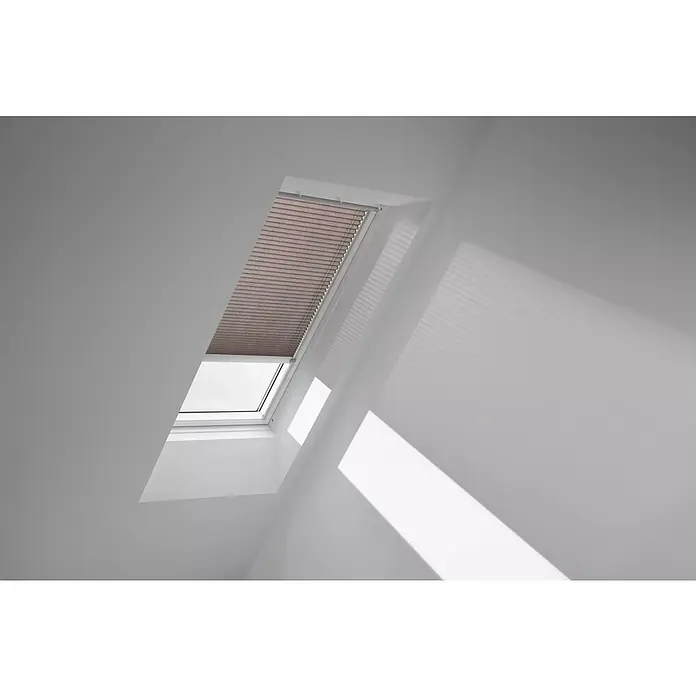 Velux Dachfensterplissee FML PK06 1276K - Farbe: Mokka - 1276K, Farbe Schiene: Aluminium, Elektrisch - Dachfenster mit braunen Jalousien, die teilweise geöffnet sind, um Licht hereinzulassen, während Privatsphäre gewährleistet wird.