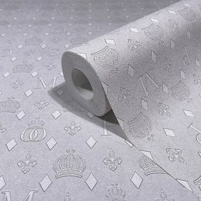 Glööckler Pompöös Provence Vliestapete - Grau, Grafisch, 10,05 x 0,53 m - Elegante graue Rollentapete mit einem dezenten, geprägten Muster aus Kronen, Lilien, Buchstaben und Rauten für stilvolle Akzente.