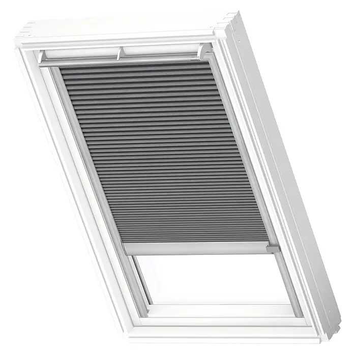 Velux Dachfensterplissee FMC MK04 1170K - Farbe: Grautaupe - 1170K, Farbe Schiene: Aluminium, Elektrisch - Ansicht eines Dachfensters mit einem grauem Plissee-Rollo, das teilweise geschlossen ist und eine helle Öffnung lässt.