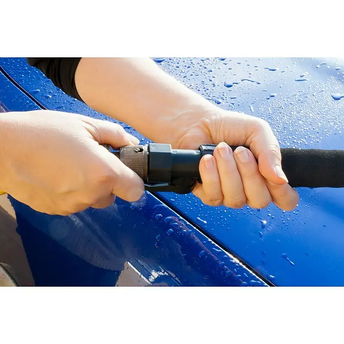 Cepillo para automóviles - Telescópico - Una persona está lavando un coche azul con una herramienta de lavado conectada a una manguera de agua para limpiar el coche.