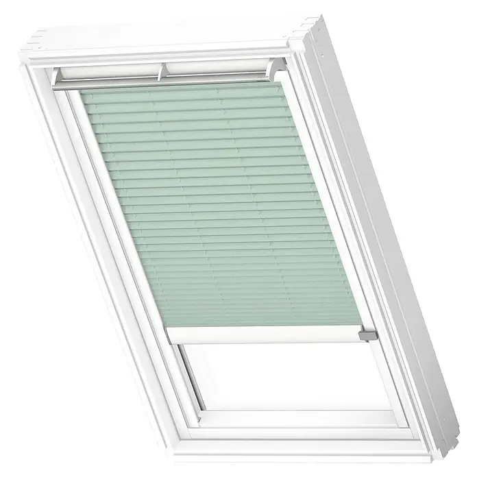 Velux Dachfensterplissee FML PK06 1281KWL - Farbe: Mint - 1281KWL, Farbe Schiene: Weiß, Elektrisch - Nahaufnahme eines Dachfensters mit einem hellgrünen Plissee-Rollo, das teilweise geschlossen ist, um Licht zu filtern und Privatsphäre zu bieten.