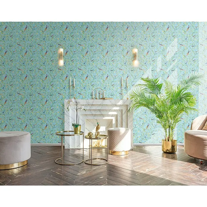 Glööckler Pompöös Provence Vliestapete - Blau/Grün/Gelb, Floral, 10,05 x 0,53 m - Luxuriöses Interieur mit dekorativer Wandtapete, goldenen Akzenten und üppigen Zimmerpflanzen, die eine stilvolle und einladende Atmosphäre schaffen.