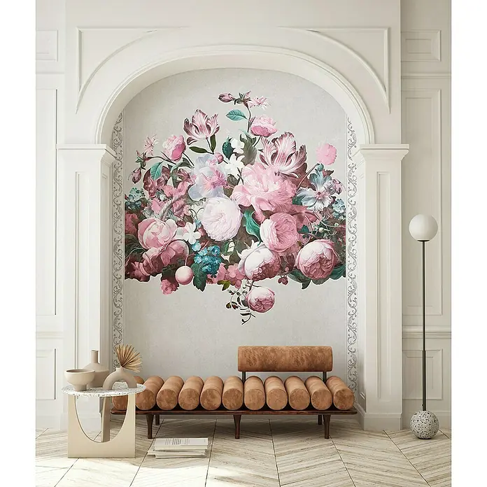 Glööckler Pompöös Provence Fototapete - B x L: 159 x 270 cm, Vlies, Grau/Rosa - Elegantes Interieur mit floralem Wandbild, gerollter Couch, modernem Beistelltisch und kugelförmiger Stehlampe.