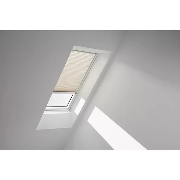 Velux Dachfensterplissee FML PK10 1275K - Farbe: Leinen - 1275K, Farbe Schiene: Aluminium, Elektrisch - Blick auf ein Dachfenster mit einem beigefarbenen Plissee, das teilweise geschlossen ist und sanftes Licht hereinlässt. Es sorgt für Privatsphäre und angenehmes Ambiente.