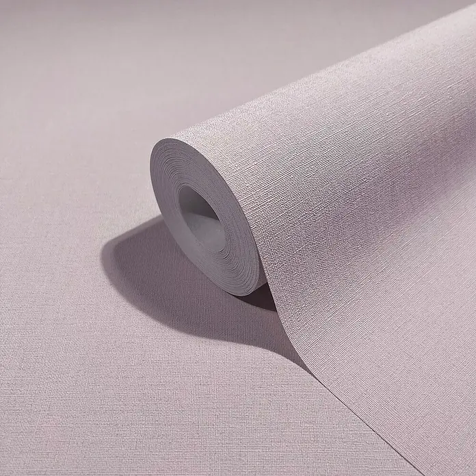 Glööckler Pompöös Provence Vliestapete - Rosa, Uni, 10,05 x 0,53 m - Nahaufnahme einer Rolle lilafarbener Textiltapete mit dezenter Textur, die eine elegante Wandgestaltung für jeden Raum verspricht.