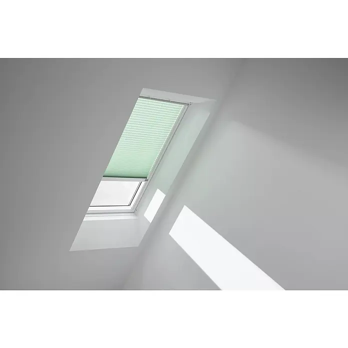 Velux Dachfensterplissee FML PK06 1281KWL - Farbe: Mint - 1281KWL, Farbe Schiene: Weiß, Elektrisch - Dachfenster mit grünem Plissee-Rollo, das teilweise geöffnet ist und Licht hereinlässt. Das Rollo sorgt für eine angenehme Atmosphäre im Raum.