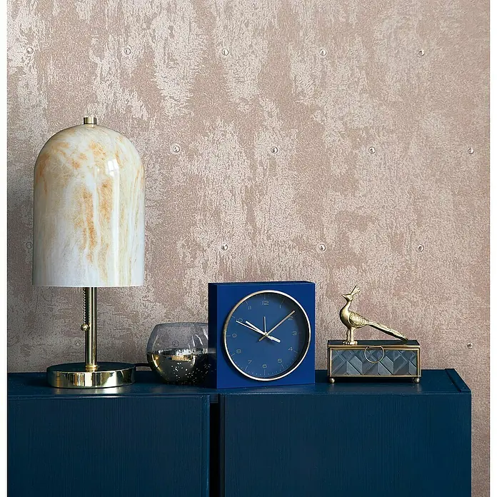 Glööckler Pompöös Provence Vliestapete Glitzersteinchen - Rosa, Metalloptik, 10,05 x 0,53 m - Nahaufnahme eines dekorierten blauen Schranks mit einer Marmorlampe, einer Uhr und einer Schmuckschatulle mit Vogel.