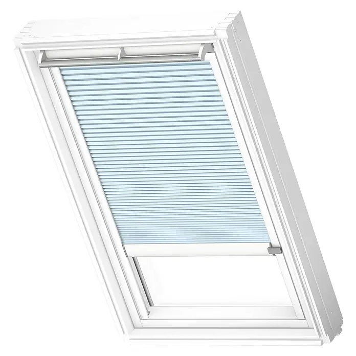 Velux Dachfensterplissee FSC MK08 1169KWL - Farbe: Gletscherblau - 1169KWL, Farbe Schiene: Weiß, Solarbetrieben - Ein Dachfenster mit einem hellblauen, horizontal gefalteten Rollo, das teilweise geöffnet ist, um Licht hereinzulassen.