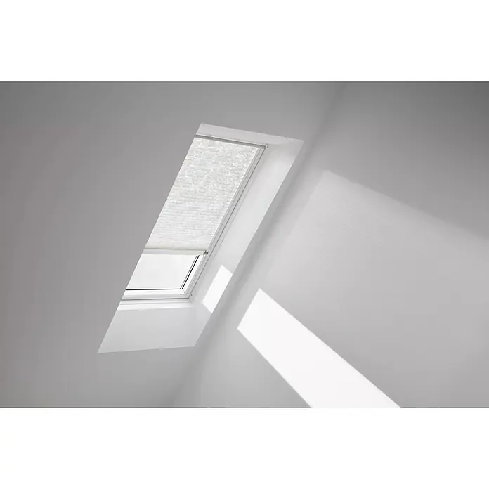 Velux Dachfensterplissee FSL F06 1256KWL - Farbe: Weiß - 1256KWL, Farbe Schiene: Weiß, Solarbetrieben - Ein Dachfenster mit einem Rollo zur Verdunkelung, das teilweise geöffnet ist, um Licht hereinzulassen. Das Fenster ist in eine schräge Decke eingebaut.