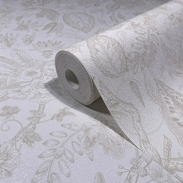Glööckler Pompöös Provence Vliestapete - Weiß/Beige, Floral, 10,05 x 0,53 m - Nahaufnahme einer Rolle beiger, floral gemusterter Tapete mit feiner Textur. Perfekt für stilvolle Wandgestaltung.