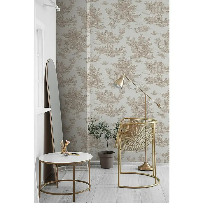 Glööckler Pompöös Provence Vliestapete - Beige/Braun, Grafisch, 10,05 x 0,53 m - Ein Zimmer mit beigem Toile-de-Jouy-Tapete, einem goldenen Stuhl, einem Tisch und einem Spiegel, die eine gemütliche und elegante Atmosphäre schaffen.