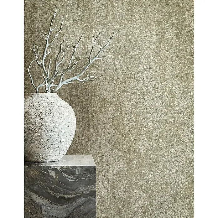 Glööckler Pompöös Provence Vliestapete - Platin, Metalloptik, 10,05 x 0,53 m - Dekorative Vase mit weißen Zweigen auf einem Marmorsockel vor einem strukturierten Hintergrund.