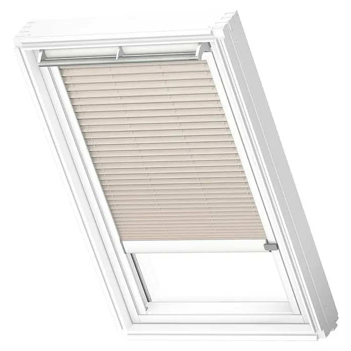 Velux Dachfensterplissee FML UK04 1275KWL - Farbe: Leinen - 1275KWL, Farbe Schiene: Weiß, Elektrisch - Das Bild zeigt ein Dachfenster mit beigefarbenen Plissees, die teilweise geöffnet sind. Das Fenster ist in einen weißen Rahmen eingefasst.