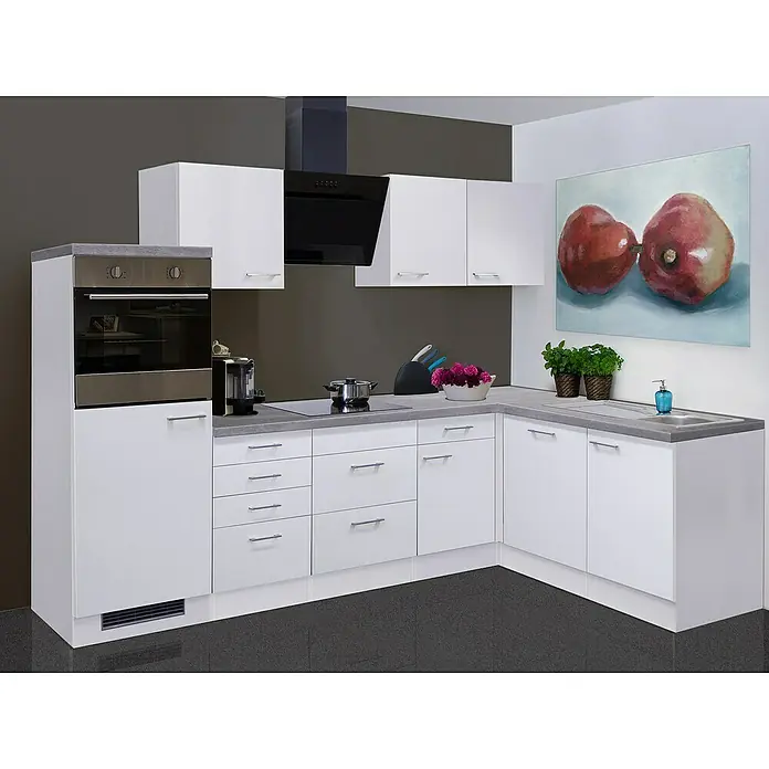 Flex-Well Rom  Winkelküche - 170 x 280 cm, Weiß, Mit Elektrogeräten - Moderne Küche mit weißen Schränken, grauem Tresen, Edelstahlherd und Dunstabzugshaube. Ein Gemälde von zwei Äpfeln hängt an der Wand.