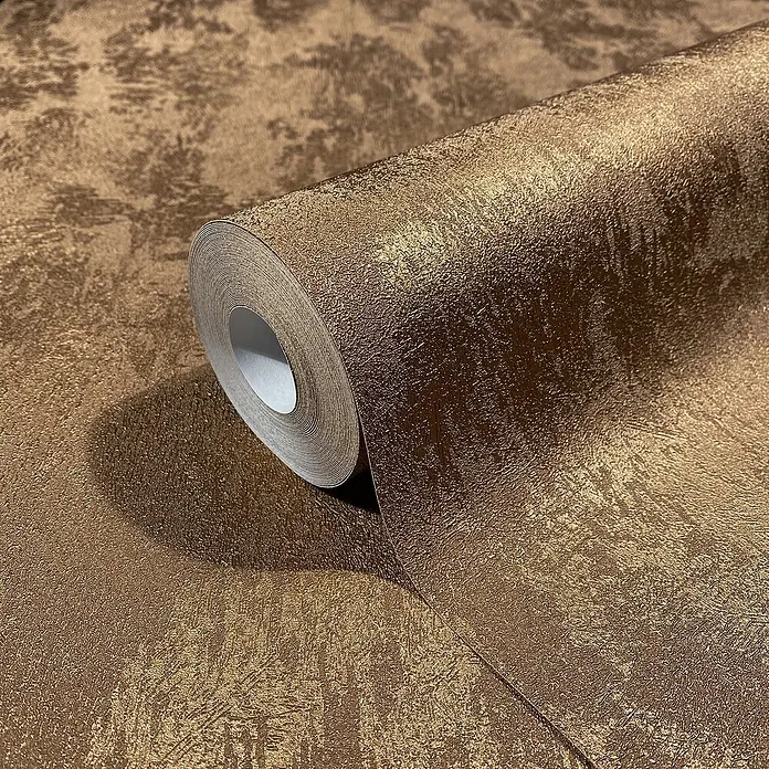Glööckler Pompöös Provence Vliestapete - Kupfer, Metalloptik, 10,05 x 0,53 m - Nahaufnahme einer Rolle luxuriöser, bronzefarbener Tapete mit erhabener Textur und metallischem Glanz, die ein elegantes Ambiente verspricht.