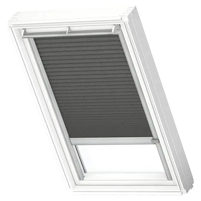 Velux Dachfensterplissee FML SK06 1274K - Farbe: Graphit - 1274K, Farbe Schiene: Aluminium, Elektrisch - Nahaufnahme eines Dachfensters mit einem eleganten, grauen Faltrollo, das für Privatsphäre und sanftes Licht sorgt.