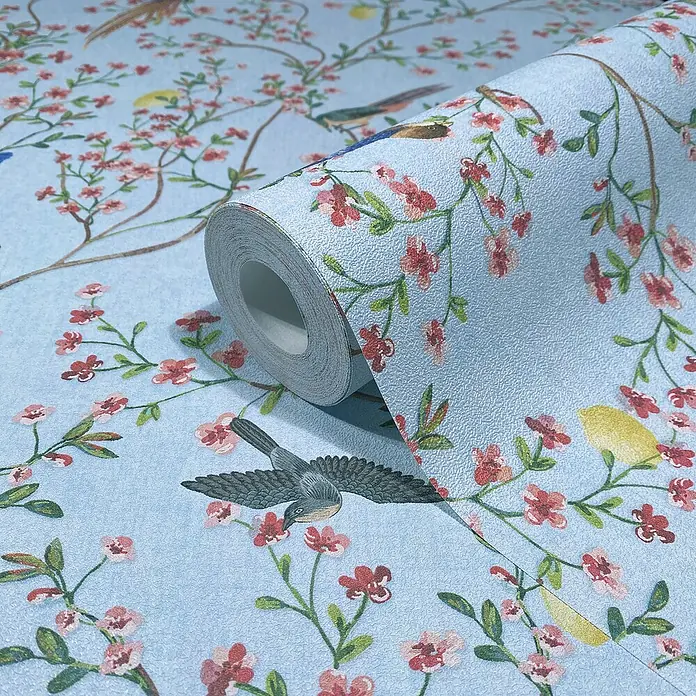 Glööckler Pompöös Provence Vliestapete - Blau/Grün/Rot, Floral, 10,05 x 0,53 m - Nahaufnahme der strukturierten Tapete mit floralen Motiven und Vogelmuster, aufgerollt, in sanften Blautönen und zarten Farben.