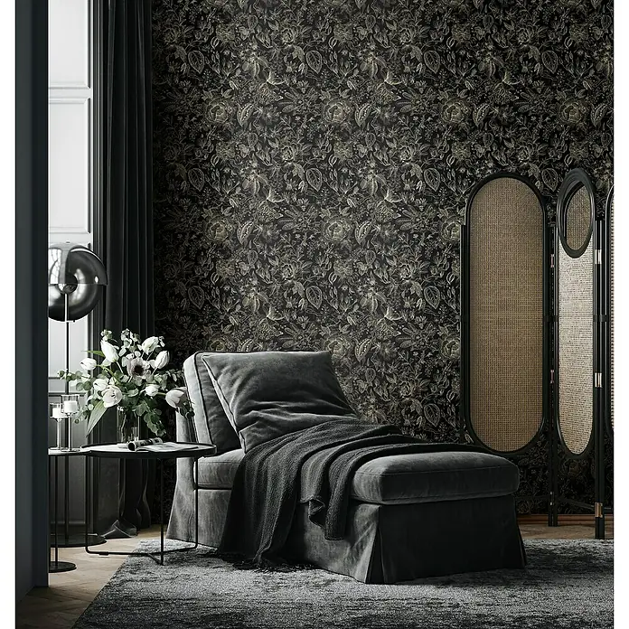 Glööckler Pompöös Provence Vliestapete - Schwarz/Beige, Floral, 10,05 x 0,53 m - Ein stilvoller Sessel mit floraler Tapete und elegantem Raumteiler. Der Raum strahlt Komfort und modernes Design aus.