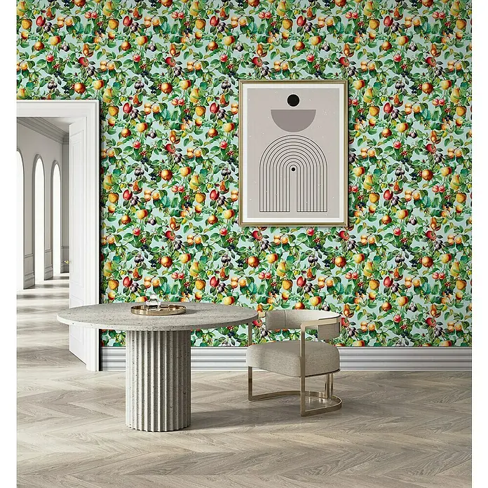 Glööckler Pompöös Provence Vliestapete - Blau/Grün/Orange, Floral, 10,05 x 0,53 m - Dekoratives Esszimmer mit einem Wandbild, das ein dichtes Muster aus Früchten und Blättern zeigt, ergänzt durch ein abstraktes Kunstwerk.