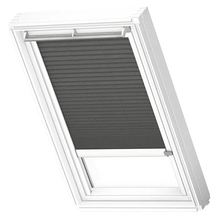 Velux Dachfensterplissee FML PK10 1274KWL - Farbe: Graphit - 1274KWL, Farbe Schiene: Weiß, Elektrisch - Ein Dachfenster mit einem grauen Plissee-Rollo zur Verdunkelung des Raumes. Das Rollo ist teilweise heruntergezogen.