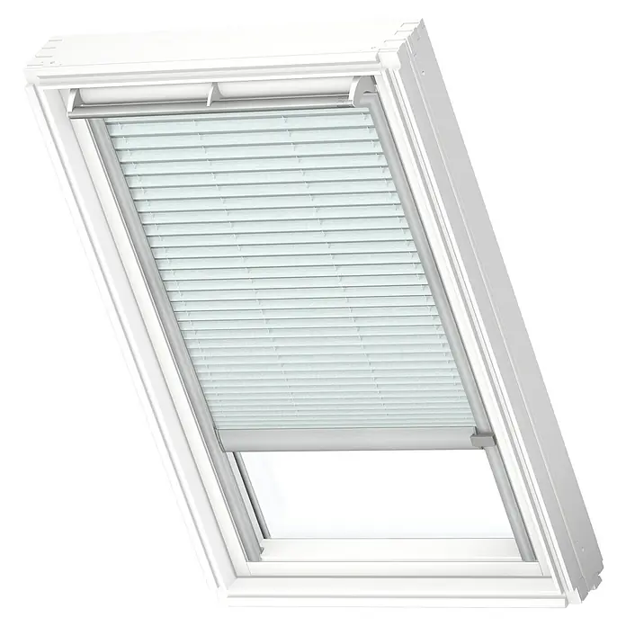 Velux Dachfensterplissee FSL MK04 1285K - Farbe: Himmelblau - 1285K, Farbe Schiene: Aluminium, Solarbetrieben - Ein Dachfenster mit einem Rollo, das teilweise heruntergelassen ist. Das Rollo ist hell und die Jalousien sind sichtbar.