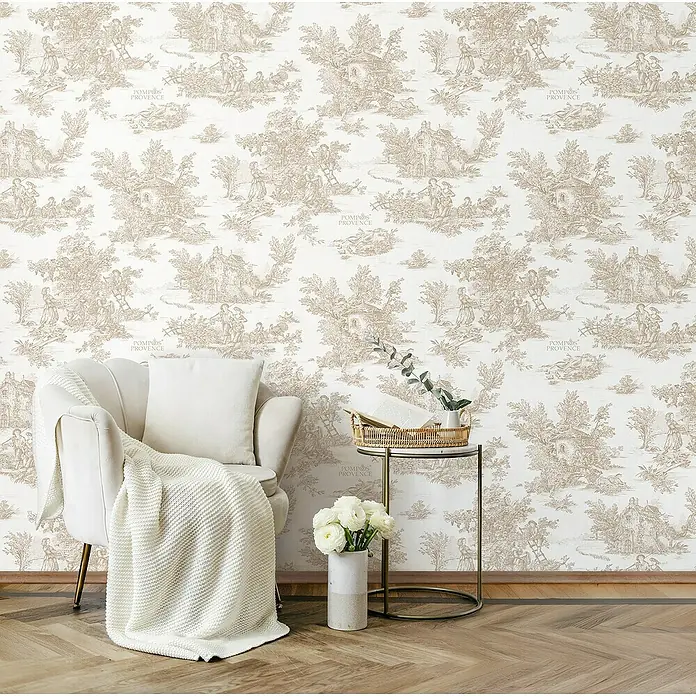Glööckler Pompöös Provence Vliestapete - Beige/Braun, Grafisch, 10,05 x 0,53 m - Elegantes Interieur mit beigem Sessel, Beistelltisch mit Blumen und Toile-de-Jouy-Tapete, das ein stilvolles Wohnambiente schafft.