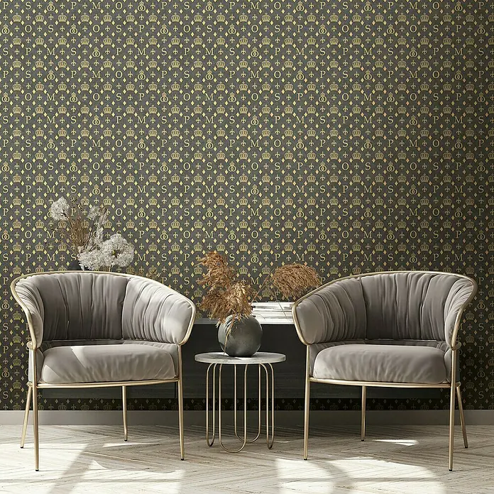 Glööckler Pompöös Provence Vliestapete - Schwarz/Gold, Grafisch, 10,05 x 0,53 m - Zwei graue Sessel mit goldenen Gestellen und ein Beistelltisch mit Deko vor einer gemusterten Wand.