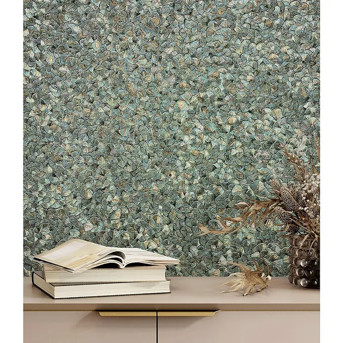 Glööckler Pompöös Provence Vliestapete Basic - Lila/Grün/Gold, Uni, 10,05 x 0,7 m - Nahaufnahme einer Wandtapete mit einem auffälligen Muster aus kleinen, schuppenartigen Elementen in Blau- und Goldtönen.