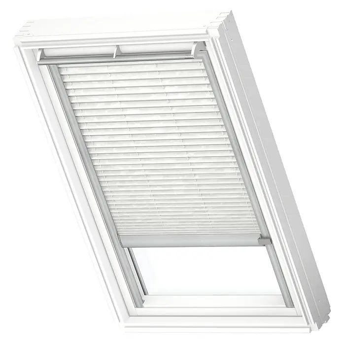 Velux Dachfensterplissee FSL F06 1256K - Farbe: Weiß - 1256K, Farbe Schiene: Aluminium, Solarbetrieben - Nahaufnahme eines Dachfensters mit Jalousien, die teilweise geschlossen sind und das Licht filtern. Der weiße Rahmen des Fensters ist deutlich zu sehen.