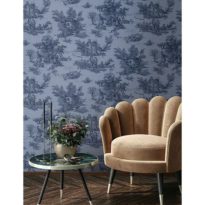 Glööckler Pompöös Provence Vliestapete - Blau/Schwarz, Grafisch, 10,05 x 0,53 m - Bezaubernder Sessel in Muschelform mit Samtbezug, kombiniert mit einem eleganten Beistelltisch mit Marmorplatte und goldenen Akzenten.