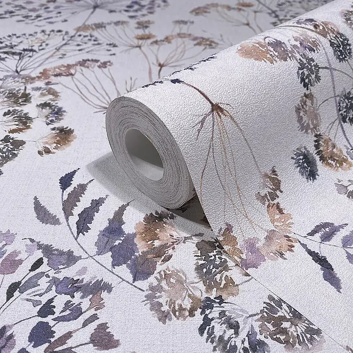 Glööckler Pompöös Provence Vliestapete - Grau/Braun/Lila, Floral, 10,05 x 0,53 m - Nahaufnahme einer Tapetenrolle mit floralem Muster in sanften Grau-, Braun- und Lilatönen auf hellem Grund, ideal für eine stilvolle Wandgestaltung.