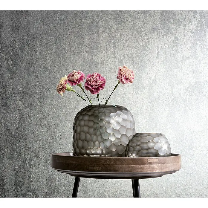 Glööckler Pompöös Provence Vliestapete - Silber, Metalloptik, 10,05 x 0,53 m - Dekorative Tischvase mit Blumen. Die silberfarbene Vase mit ihrer einzigartigen Form ist ein echter Blickfang auf jedem Tisch.