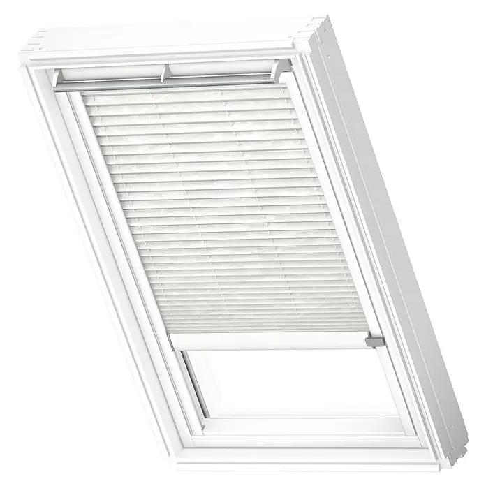 Velux Dachfensterplissee FSL F06 1256KWL - Farbe: Weiß - 1256KWL, Farbe Schiene: Weiß, Solarbetrieben - Ein Dachfenster mit weißen Jalousien. Das Fenster ist in einem weißen Rahmen eingefasst und sorgt für Helligkeit im Raum.