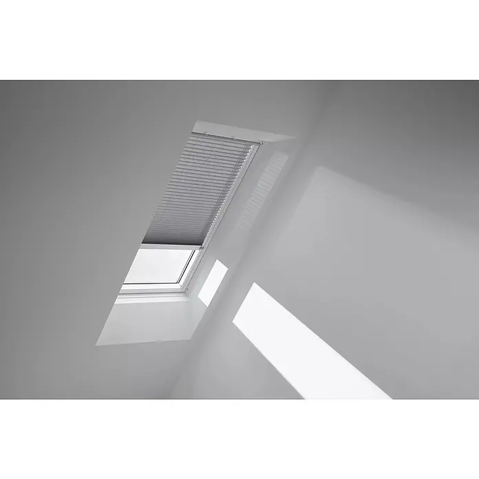 Velux Dachfensterplissee FML PK10 1282KWL - Farbe: Grau - 1282KWL, Farbe Schiene: Weiß, Elektrisch - Helle Innenaufnahme eines Dachfensters mit Jalousien, das Tageslicht hereinlässt und eine moderne, minimalistische Ästhetik erzeugt.
