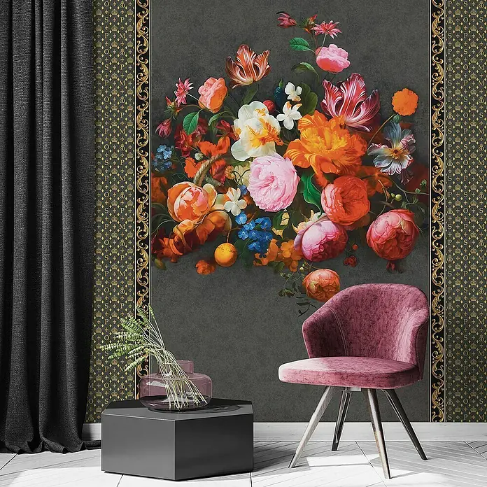 Glööckler Pompöös Provence Vliestapete - Schwarz/Gold, Grafisch, 10,05 x 0,53 m - Elegantes Interieur mit einem mauvefarbenen Sessel vor einer Wand mit Blumenmuster, akzentuiert durch einen schwarzen Vorhang und Beistelltisch.