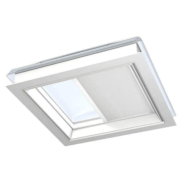 Velux Dachfensterplissee FSK 090090 1045KWL - Farbe: Weiß - 1045KWL, Farbe Schiene: Weiß, Solarbetrieben - Das Bild zeigt ein Dachfenster mit einem teilweise geschlossenen, plissierten Rollo, das für eine angenehme Lichtregulierung sorgt.