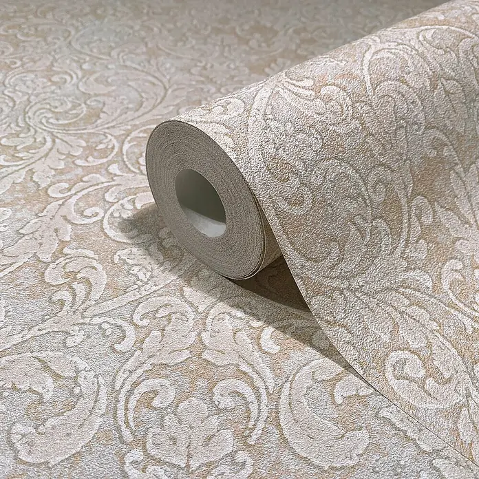 Glööckler Pompöös Provence Vliestapete - Beige/Braun, Ornament, 10,05 x 0,53 m - Eine Rolle beiger Vliestapete mit einem eleganten, floralen Muster, ideal für eine stilvolle Wandgestaltung im Wohnbereich.
