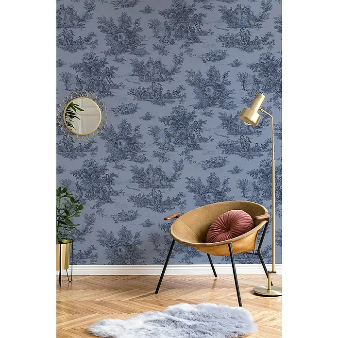 Glööckler Pompöös Provence Vliestapete - Blau/Schwarz, Grafisch, 10,05 x 0,53 m - Einladender Innenraum mit einem stilvollen Sessel, einer goldenen Stehlampe und einem dekorativen Spiegel vor einer blauen Toile-de-Jouy-Tapete.