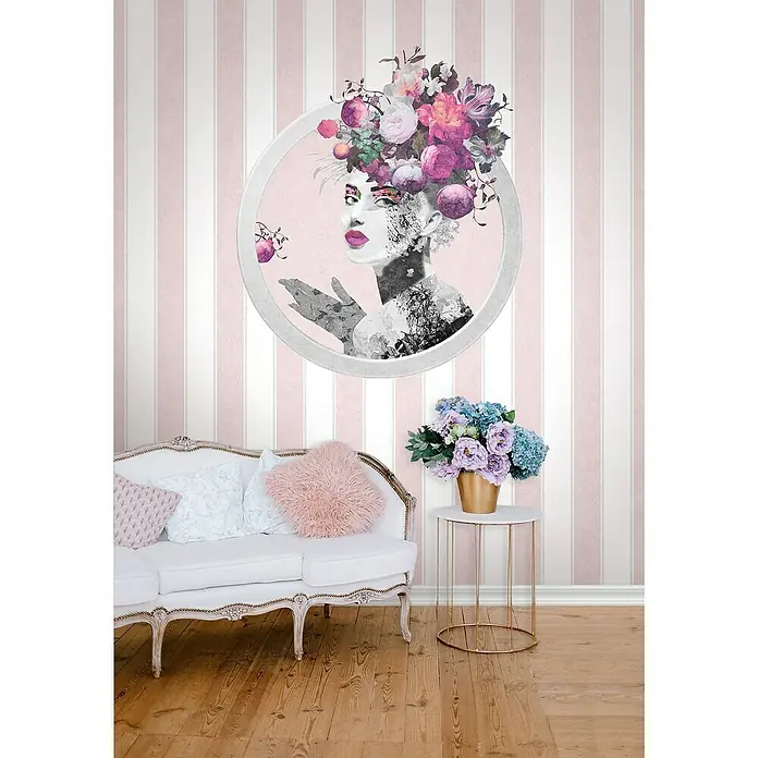 Glööckler Pompöös Provence Fototapete - Weiß/Rosa/Grau, Streifen, L x B: 270 x 159 cm - Elegante Inneneinrichtung mit einer stilvollen Couch, einem Beistelltisch mit Blumen und einem auffälligen Wandbild mit floralen Akzenten.
