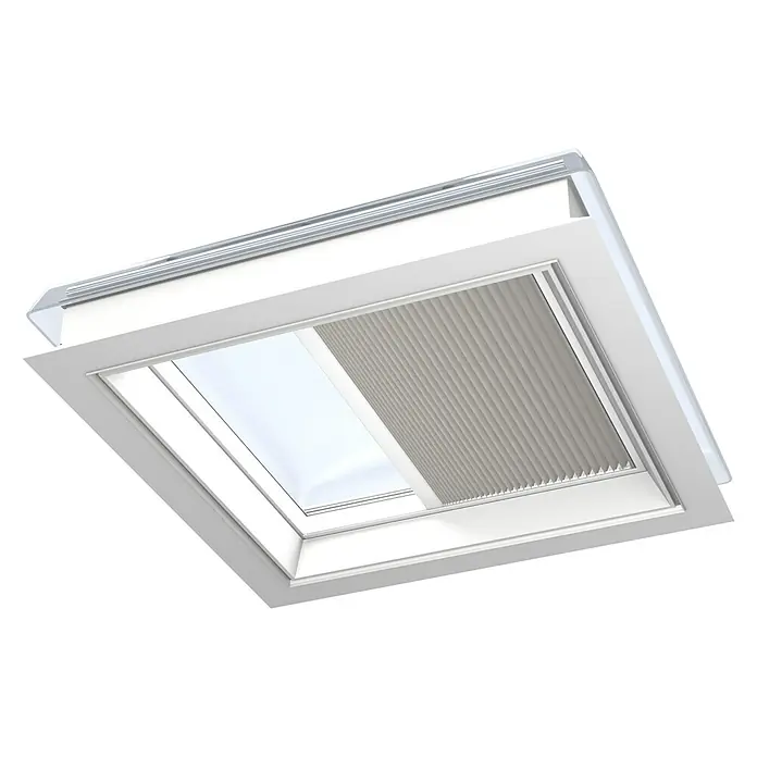 Velux Dachfensterplissee FMG 150150 1259KWL - Farbe: Hellbeige - 1259KWL, Farbe Schiene: Weiß, Elektrisch - Dachfenster mit halb geschlossener Jalousie. Das Fenster sorgt für natürliches Licht und Verdunkelung.