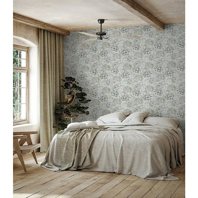 Glööckler Pompöös Provence Vliestapete - Grau/Beige/Grün, Floral, 10,05 x 0,53 m - Schlafzimmer mit einem mit Blumenmustern verzierten Bett, Deckenventilator und Holzbalkendecke für ein gemütliches Ambiente.