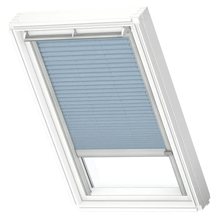 Velux Dachfensterplissee FSL F06 1286K - Farbe: Denim - 1286K, Farbe Schiene: Aluminium, Solarbetrieben - Dachfenster mit blauem Faltstore. Das Faltstore ist teilweise heruntergelassen und lässt etwas Licht durch.