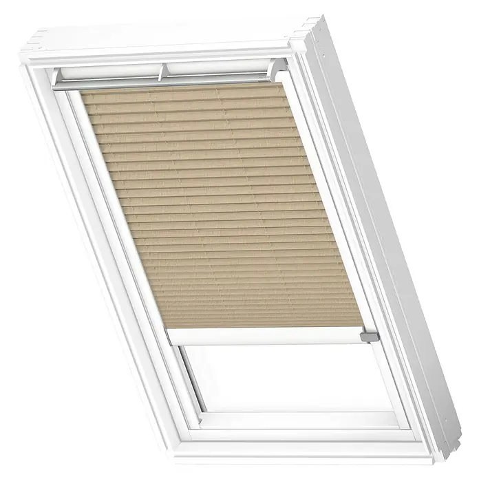 Velux Dachfensterplissee FSL MK06 1277KWL - Farbe: Sandbeige - 1277KWL, Farbe Schiene: Weiß, Solarbetrieben - Ein Dachfenster mit einem beigen Plissee-Rollo, das das Licht filtert und für Privatsphäre sorgt. Das Rollo ist teilweise heruntergelassen.