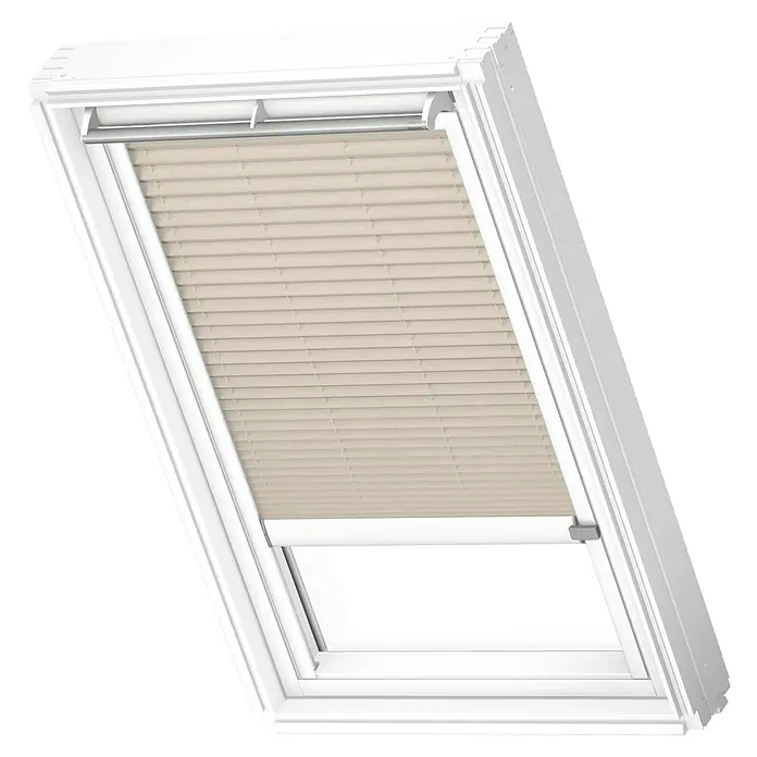 Velux Dachfensterplissee FML UK04 1259KWL - Farbe: Hellbeige - 1259KWL, Farbe Schiene: Weiß, Elektrisch - Ein beiges Plissee-Rollo ist teilweise heruntergezogen und in einem weißen Dachfensterrahmen montiert. Es sorgt für Helligkeit und Sichtschutz.