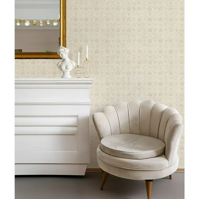 Glööckler Pompöös Provence Vliestapete - Beige, Grafisch, 10,05 x 0,53 m - Elegantes Interieur mit einem bequemen Sessel, einem Spiegel und dekorativen Elementen, die eine stilvolle Atmosphäre schaffen.