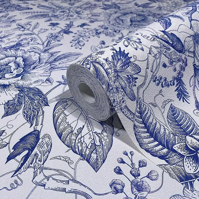Glööckler Pompöös Provence Vliestapete - Weiß/Blau, Floral, 10,05 x 0,53 m - Nahaufnahme einer Rolle blauer und weißer floraler Tapete, die ein kompliziertes Blumenmuster zeigt.