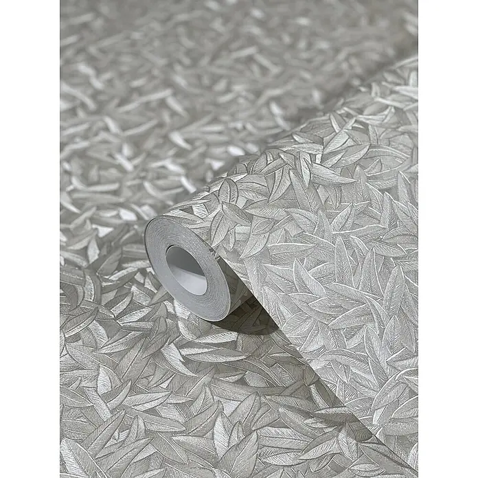 Glööckler Pompöös Provence Vliestapete Basic - Pearl, Floral, 10,05 x 0,7 m - Nahaufnahme einer Rolle grauer Tapete mit einem filigranen Blattmuster, die sich ideal zur stilvollen Wandgestaltung eignet.