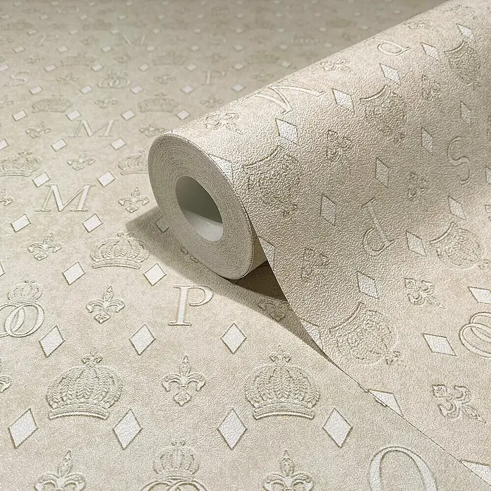 Glööckler Pompöös Provence Vliestapete - Beige, Grafisch, 10,05 x 0,53 m - Rolle beiger Tapete mit Kronen, Lilien, Buchstaben und Rautenmuster. Elegantes Design für stilvolle Innenräume.